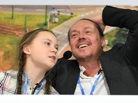 Greta Thunbergs far siger i et BBC-interview, at han syntes, at det var en dårlig idé, at hans datter gik i front i kampen mod klimaforandringer, og at han er bekymret over det "had", som hun møder. Svante Thunberg ses her med sin datter ved FN's klimakonference COP24 i Polen i december 2018.


2019: