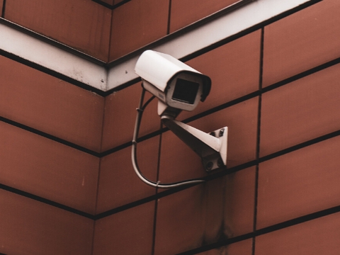 Oscar Schack Madsen fra Alternativets Unge mener, at højrefløjen bør kigge indad og tage et opgør med masseovervågningen af danskerne. (Foto: Unsplash)