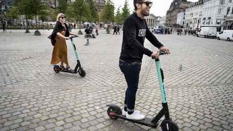 Det kan fremover blive et krav, at man skal bære hjelm, når man kører på elektrisk løbehjul. (Arkivfoto)