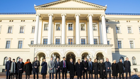 Norges statsminister, Erna Solberg, præsenterede fredag sin nye mindretalsregering på Slotspladsen i Oslo. Den nye regering har 20 ministre fra henholdsvis Høyre, Venstre og Kristelig Folkeparti.