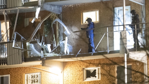 Politiet undersøger en af de bygninger, hvor en bombe eksploderede på Törnbergsgatan i forstaden Husby. (Foto: Fredrik Sandberg/TT/Ritzau Scanpix)
