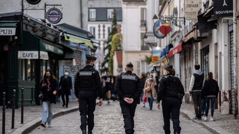 I Paris, Frankrigs hovedstad, er politiet på gaderne for at holde øje med, at coronarestriktioner bliver overholdt. (Arkivfoto).