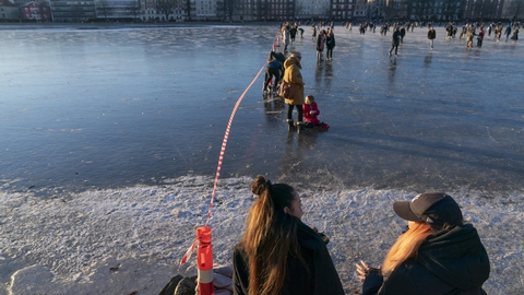 En afspærring markerer, hvor man må færdes på Søerne i København.