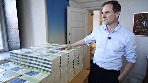 Finansminister Nicolai Wammen (S) var søndag aften med til at bære nogle af de trykte eksemplarer af regeringens forslag til næste års finanslov ind i Finansministeriet. Regeringen planlægger at køre med det højst tilladte underskud på de offentlige finanser næste år, fordi coronakrisen har taget en stor bid af Danmarks økonomi.
