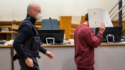 Den anklagede syrer, den 44-årige  Eyad al-Gharib, føres ind i retten i Koblenz onsdag. Her får han fire et et halvt års fængsel for at bistå Assad-regimet med tortur og fængsling.