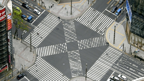 I det centrale shoppingområde Ginza i Tokyo er gadelivet på et absolut minimum sammenlignet med tidligere under coronaviruspandemien.