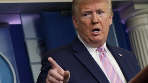 Det er præsidentens beslutning, hvornår USA's samfund og økonomi skal genåbne, understreger Donald Trump. Han har tidligere vist tegn på utålmodighed for at få hjulene i gang igen og begrænse coronaudbruddets skade på landets økonomi. (Arkivfoto)