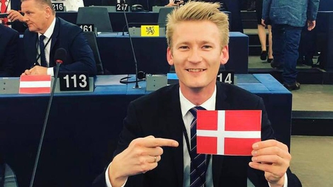 Peter Kofod og hans nationalkonservative EU-kolleger må ikke have deres nationalflag fremme på deres pladser i EU-parlamentet. (Foto: Peter Kofods Facebook-profil)