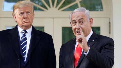 Benjamin Netanyahu (th) mødtes mandag med USA's præsident, Donald Trump, i Det Hvide Hus i Washington. Med et stort smil dagen før Trump præsenterer sin fredsplan for Mellemøsten.