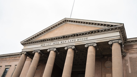 Et nævningeting i Københavns Byret har frifundet en 19-årig mand for drab og drabsforsøg. Derimod er han blevet dømt for knivoverfald og våbenbesiddelse (arkivfoto).