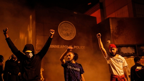 Demonstranter har torsdag aften lokal tid sat ild til en politistation i Minneapolis, hvor der siden tirsdag har været uroligheder, efter at en sort mand døde efter hårdhændet anholdelse.