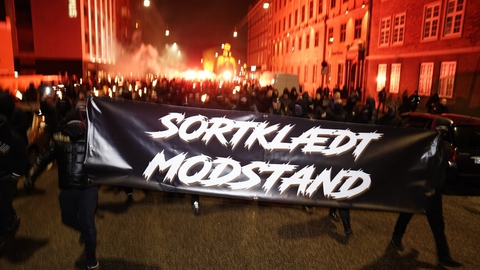 Demonstranter bevæger sig ind mod centrum af København lørdag aften, hvor der demonstreres mod coronarestriktioner.