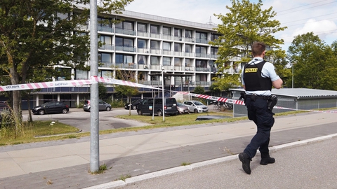 På en parkeringsplads ved Lenesvej blev en 42-årig mand dræbt af et knivstik i låret den 23. juli.