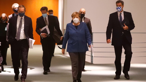 Forbundskansler Angela Merkel ankommer til onsdagens pressemøde om nedlukninger i Tyskland sammen med Bayerns ministerpræsident,  Markus Söder og Berlins borgmester, Michael Müller.