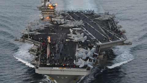 Det amerikanske hangarskib "USS Dwight D. Eisenhower" er sammen med hangarskibet "USS Gerald Ford" og flere støtteskibe sendt til Middelhavet for at vise støtte til Israel og beskytte USA's egne soldater. (Arkivfoto)