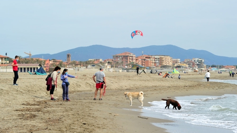 Udgangsreglerne er så småt ved at blive lempet i Italien. I weekenden kørte mange italienere til stranden for første gang i ugevis.