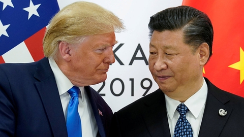 - Jeg havde tidligere et virkelig godt forhold til Kinas præsident, Xi Jinping. Jeg har det ikke på samme måde med ham længere, siger Trump til Fox Sports Radio på baggrund af coronakrisen. Trump ses her med Xi ved et G20-møde i Japan i juni sidste år.