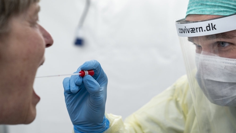 Fra denne uge vil alle voksne danskere få mulighed for at bestille en tid til at få foretaget en coronatest. Der vil blive frigivet 50.000 test om ugen, som skal bruges i de hvide testtelte.