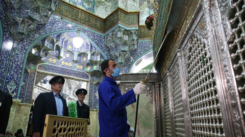 En medarbejder er ved at desinficere Masumeh-helligdommen i byen Qom i Iran, hvor udbruddet er værst. I alt er 16 mennesker døde af coronavirus i Iran.