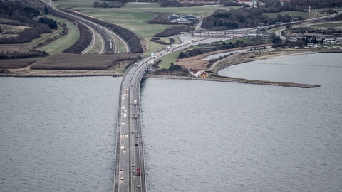 Storebæltsbroen. Ifølge regeringen kan en bro over Kattegat binde Øst- og Vestdanmark tættere sammen. Dertil kan forbindelsen forkorte rejsetiden mellem Aarhus og København med op til halvanden time for både bilister og togrejsende, lyder perspektiverne. (Arkivfoto)