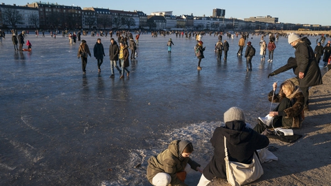 Det tiltrak masse af mennesker, da det blev tilladt at færdes på isen på nogle af Søerne i København. Det er dog slut nu.