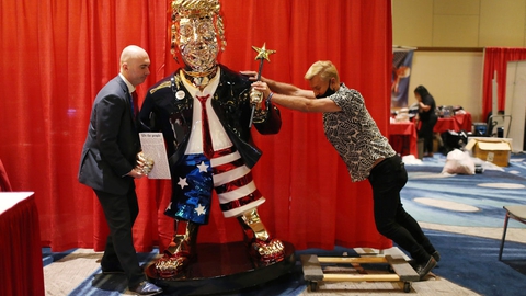 En forgyldt statue af den tidligere præsident Trump er en del af scenografien i forbindelse med en stor konservativ konference i Florida. Søndag eftermiddag lokal tid taler den tidligere præsident på konferencen.