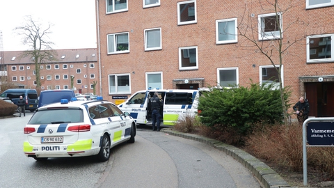 En 53-årig mand blev lørdag fundet død på Vilhelm Bergsøes Vej i Aarhus V. Politiet mener, at han blev dræbt. En 41-årig mand er fængslet.