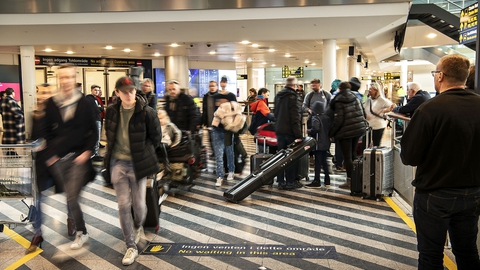 - Normalt er gensynsglæde noget af det dejligste ved en rejse. Men i denne tid må vi anmode om at udskyde glæden. Bliv hjemme og tag imod dine nærmeste der - kom ikke i lufthavnen, lyder det fra sikkerhedschef Johnnie Müller i Københavns Lufthavn. (Foto: Nils Meilvang/Ritzau Scanpix)