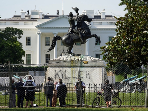 Ukendte gerningsmand har skrevet "Morder" på statuen af tidligere præsident og slavehandler Andrew Jackson foran Det Hvide Hus. Mandag forsøgte demonstranter uden held at rive statuen ned.