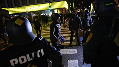 "Frihed for Danmark - vi har fået nok" blev der råbt fra deltagerne i demonstrationen lørdag aften i København.