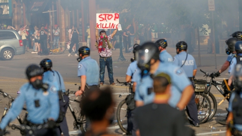 Flere demonstranter har protesteret i Minneapolis' gader, efter at en sort mand døde i politiet varetægt.