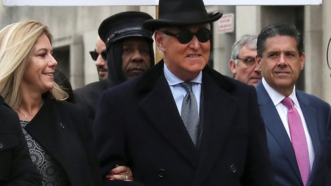 Roger Stone ankommer til retten i Washington, som idømmer ham tre år og fire måneders fængsel. Han er mangeårig rådgiver for præsident Donald Trump.