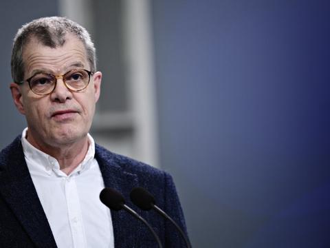 Kåre Mølbak, faglig direktør for Statens Serum Institut, vurderer, at vi i Danmark skal indstille os på at holde social afstand i mindst et år endnu. (Arkivfoto).
