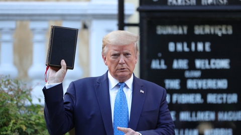 Ifølge flere medier brugte politiet tåregas og gummikugler mod fredelige demonstranter for at tvinge dem væk fra området omkring den kirke i nærheden af Det Hvide Hus, hvor Donald Trump senere lod sig fotografere med en bibel i hånden.