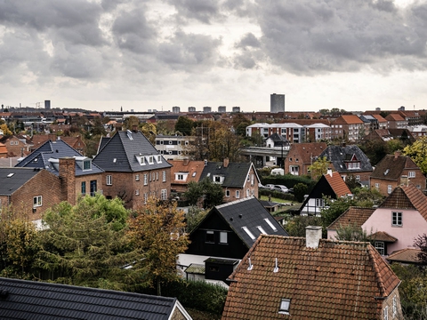 Ifølge Finans Danmark kan det komme til at koste en almindelig familie 1400 kroner ekstra om året, hvis regeringen indfører sin plan om tidlig pension. (Arkivfoto)