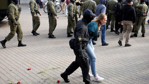 Politi har søndag anholdt omkring 250 mennesker ved protestaktion i Hvideruslands hovedstad, Minsk, hvor mindst 100.000 demonstranter er samlet til en ny regeringsfjendtlig aktion.