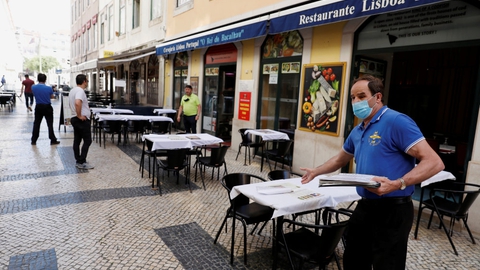 Der registreres i disse dage et par hundrede nye smittetilfælde dagligt i området omkring den portugisiske hovedstad, Lissabon, skriver nyhedsbureauet Reuters. Det får nu landets myndigheder til at slå alarm og genindføre corona-restriktioner i Lissabon. (Arkivfoto)