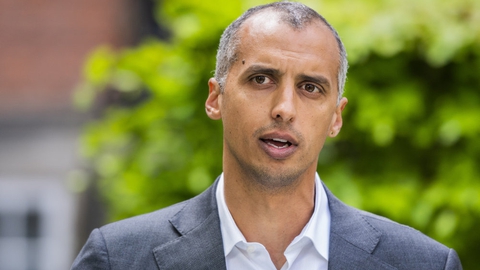 Udlændinge- og integrationsminister Mattias Tesfaye (S) præsenterede onsdag regeringens planer for et nyt udrejsecenter for udvisningsdømte kriminelle på Langeland. Det vil skabe utryghed i lokalområdet, erkender ministeren. Dansk Folkeparti ønsker at undersøge muligheden for at placere centret i Grønland langt væk fra andre borgere.