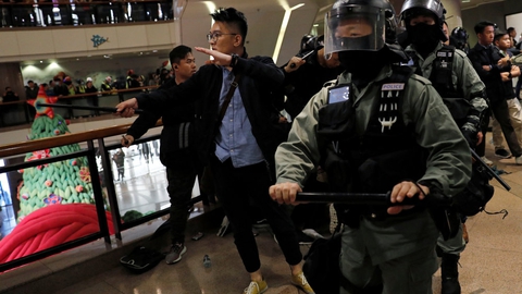 Kampklædt politi rykkede tirsdag aften ind i indkøbscentret Harbour City i Hongkong, hvor et par hundrede sortklædte demonstranter var samlet for at protestere mod Kinas indflydelse og kræve mere demokrati.