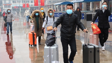 Smitte med coronavirusset skal inddæmmes, og derfor har 18 byer i Kina indført særlige restriktioner på forskellige transportformer. Desuden indføres der et nationalt tiltag for hurtigere at opdage smittede. På billedet ses rejsende ved Changsha togstationen i Hunan-provinsen.