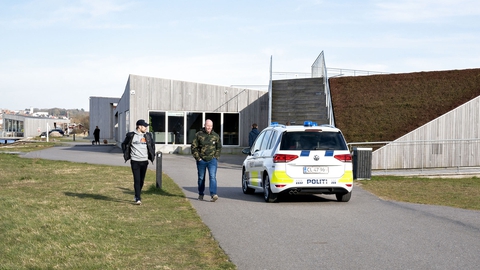 Politi patruljerer i Fjordparken i Aalborg, tirsdag den 24. marts 2020 for at holde øje med, om folk overholder coronaretningslinjerne. (Foto: Henning Bagger/Ritzau Scanpix)