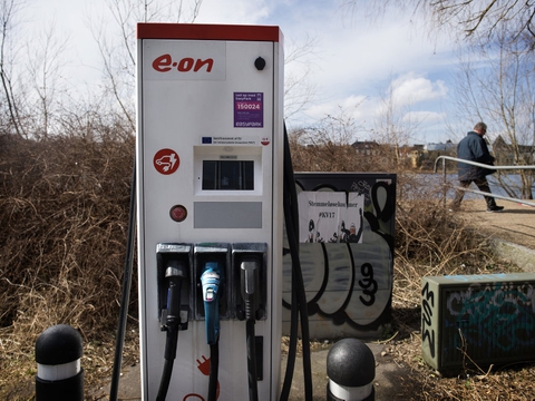 Investeringer i elbilernes infrastruktur bliver af Klimarådet foreslået som et tiltag i den grønne omstilling. (Arkivfoto)