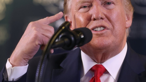 Præsident Donald Trump på et pressemøde før afrejsen fra Davos i Schweiz. Han siger, at han gerne ville lade sin tidligere nationale sikkerhedsrådgiver John Bolton vidne ved rigsret i USA's senat, men det er risikabelt for den nationale sikkerhed.