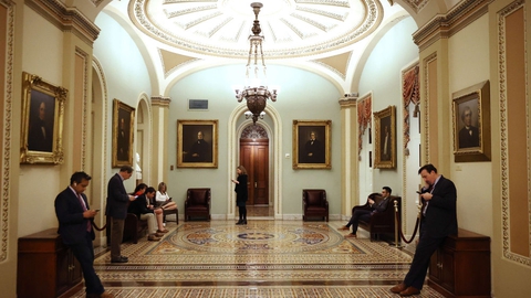 Journalister har ventet på, at de amerikanske politikere skulle få forhandlet en stor hjælpepakke på plads. Det er den nu, men den mangler fortsat at blive vedtaget endeligt.