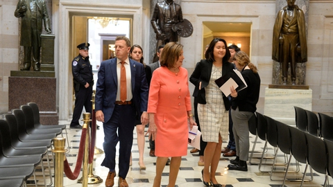 Den demokratiske formand for Repræsentanternes Hus, Nancy Pelosi,  i Kongressen, hvor selve sagsakterne til en rigsretssag onsdag skal bringes til Senatet ved en ceremoni. En rigsretssag kan blive indledt i næste uge i Senatet.