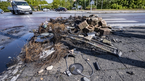 - Vi er ved at efterforske voldelige optøjer, vold mod tjenestemænd i funktion, hærværk mod politibiler samt over en snes brande forskellige steder, siger Patric Fors, politiets pressetalsperson i Region Syd, efter voldsomme udoligheder i Malmø.