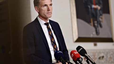 DF's Kristian Thulesen Dahl var til partiledermøde onsdag aften, og torsdag formiddag fortsætter forhandlingerne om den videre genåbning af Danmark.