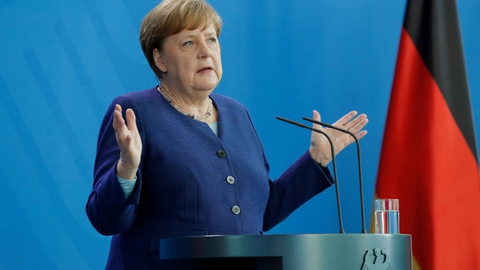 Den tyske forbundskansler, Angela Merkel, har sammen med den franske præsident, Emmanuel Macron, fremlagt et forslag til en stor genopretningsfond på 500 milliarder euro. Udenrigsminister Jeppe Kofod (S) kalder forslaget "interessant og godt", og han vil også have en stor fond. Men regeringen kræver, at EU-lande, der modtager penge fra fonden, betaler dem tilbage.