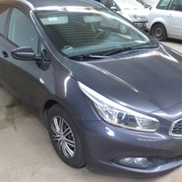 Politiet er interesseret i at høre fra vidner, som har set denne Kia Ceed på en parkeringsplads i Kikhøjparken i Holbæk den 28. april i fjor og dagen op til. Den dag blev en 18-årig mand dræbt af skud i det nærliggende Ladegårdsparken.