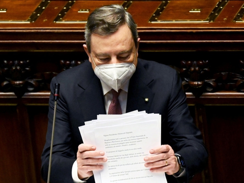 Mario Draghi siger mandag, at genopretningsplanen vil hjælpe med at "reparere økonomien og den sociale skade" forårsaget af pandemien.